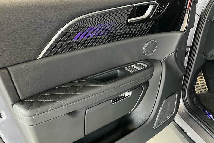 Sølv Hongqi E-HS9 fra 2025