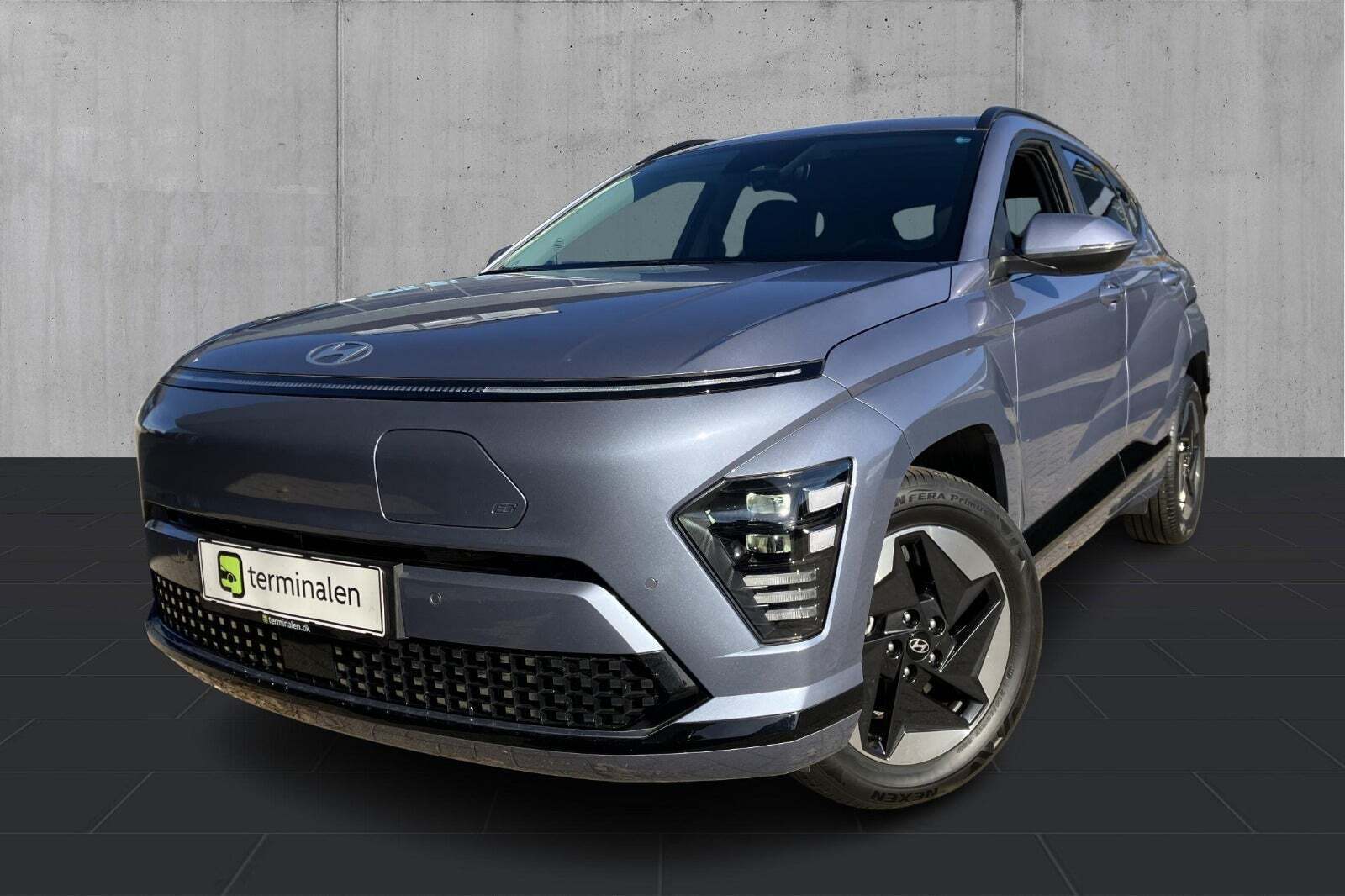 Blå Hyundai Kona fra 2024 set udefra