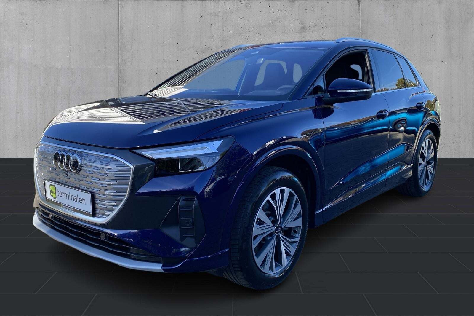 Blå Audi Q4 e-tron fra 2022 set udefra