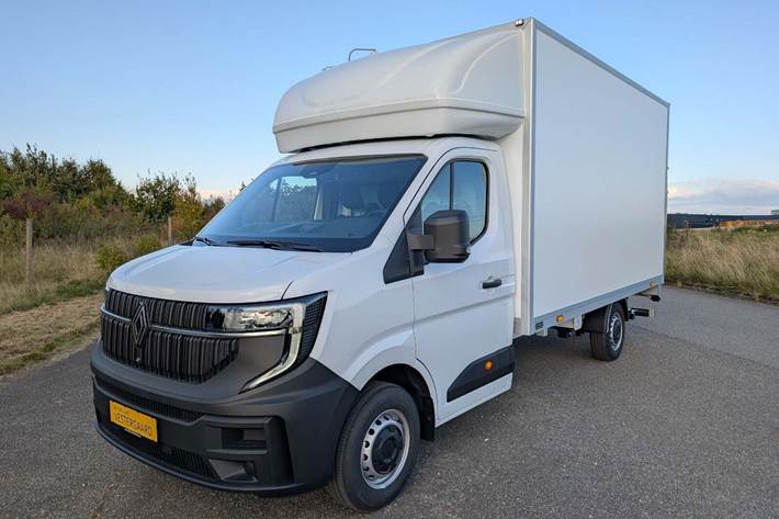 Hvid Renault Master V T35 fra 2025 set udefra