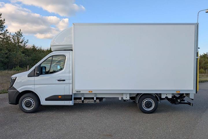 Hvid Renault Master V T35 fra 2025 set udefra