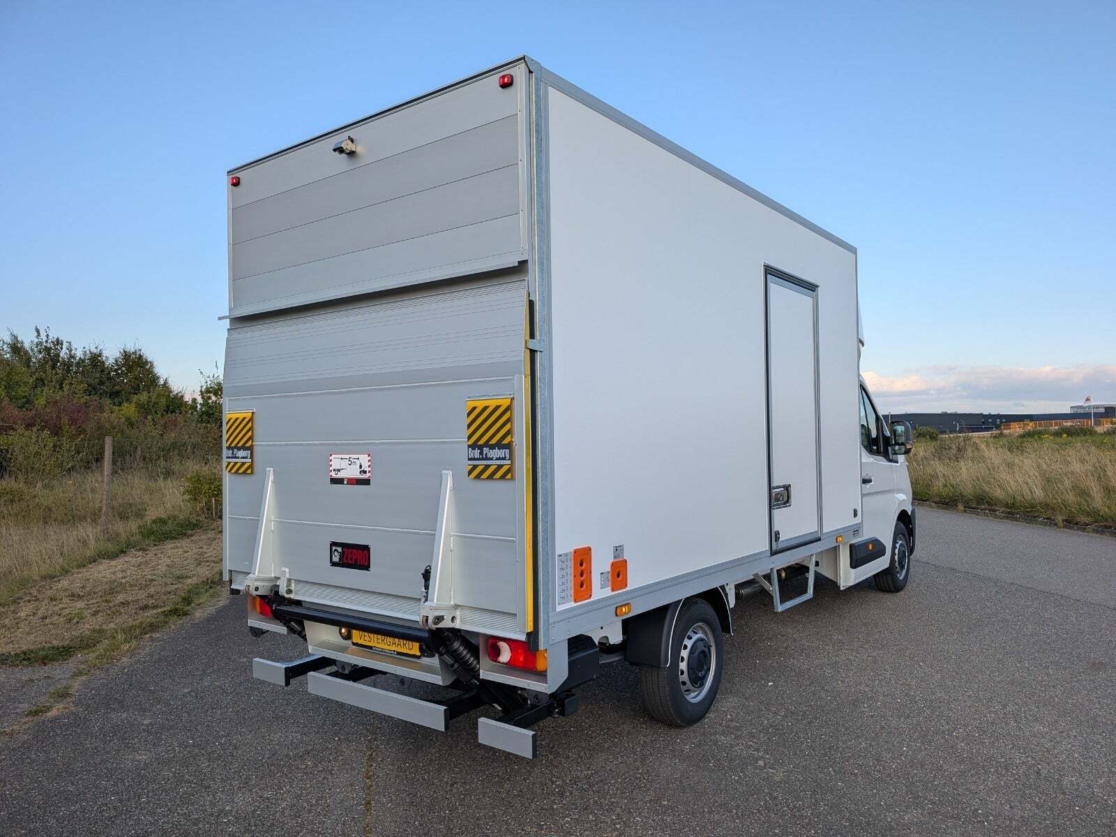 Hvid Renault Master V T35 fra 2025 set udefra