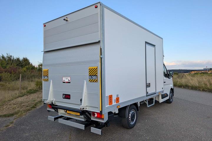 Hvid Renault Master V T35 fra 2025 set udefra