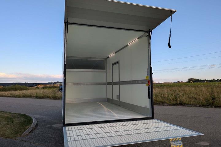 Hvid Renault Master V T35 fra 2025 set udefra