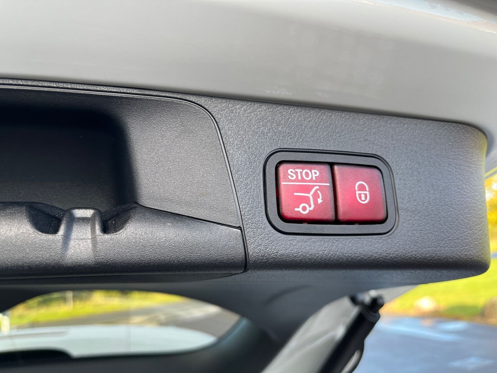 Hvid Mercedes EQB 300 fra 2024