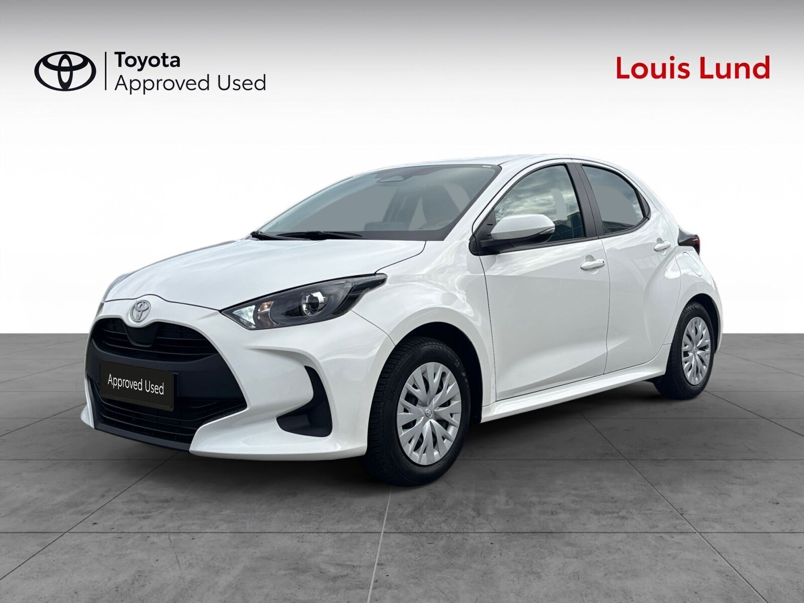 Hvid Toyota Yaris fra 2024 set udefra