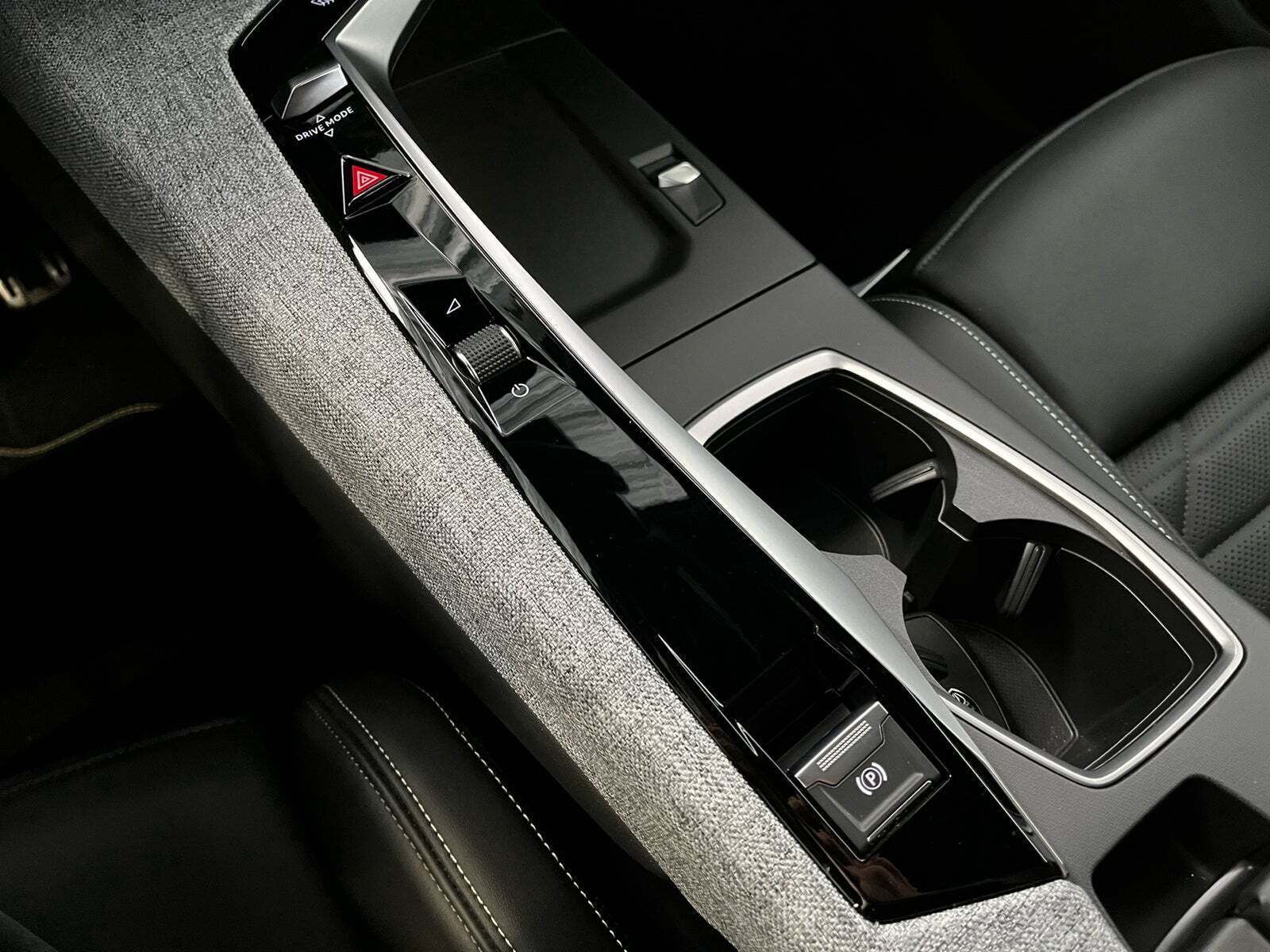 Blå Peugeot e-3008 fra 2024