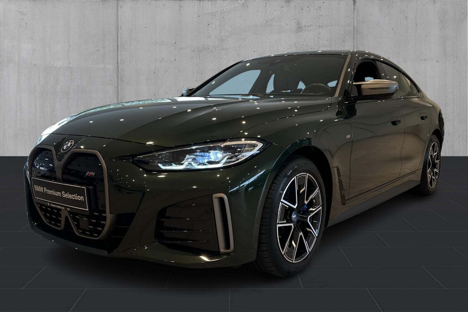 Grøn BMW i4 fra 2024 set udefra