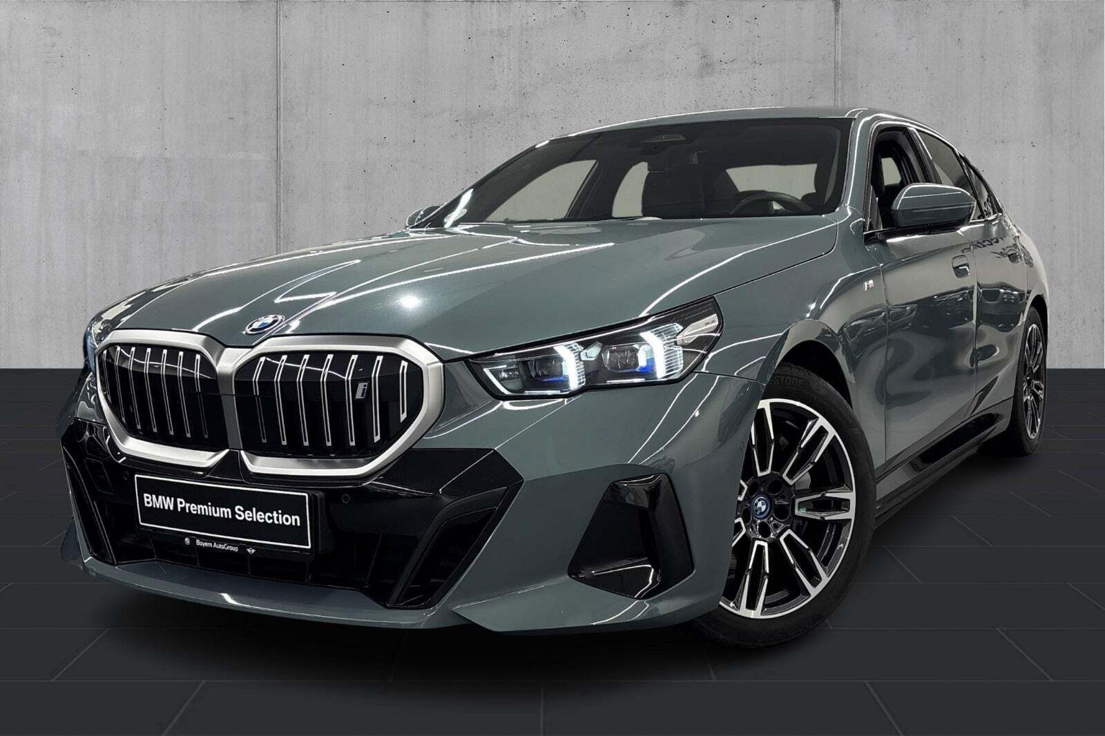 Grøn BMW i5 fra 2024 set udefra