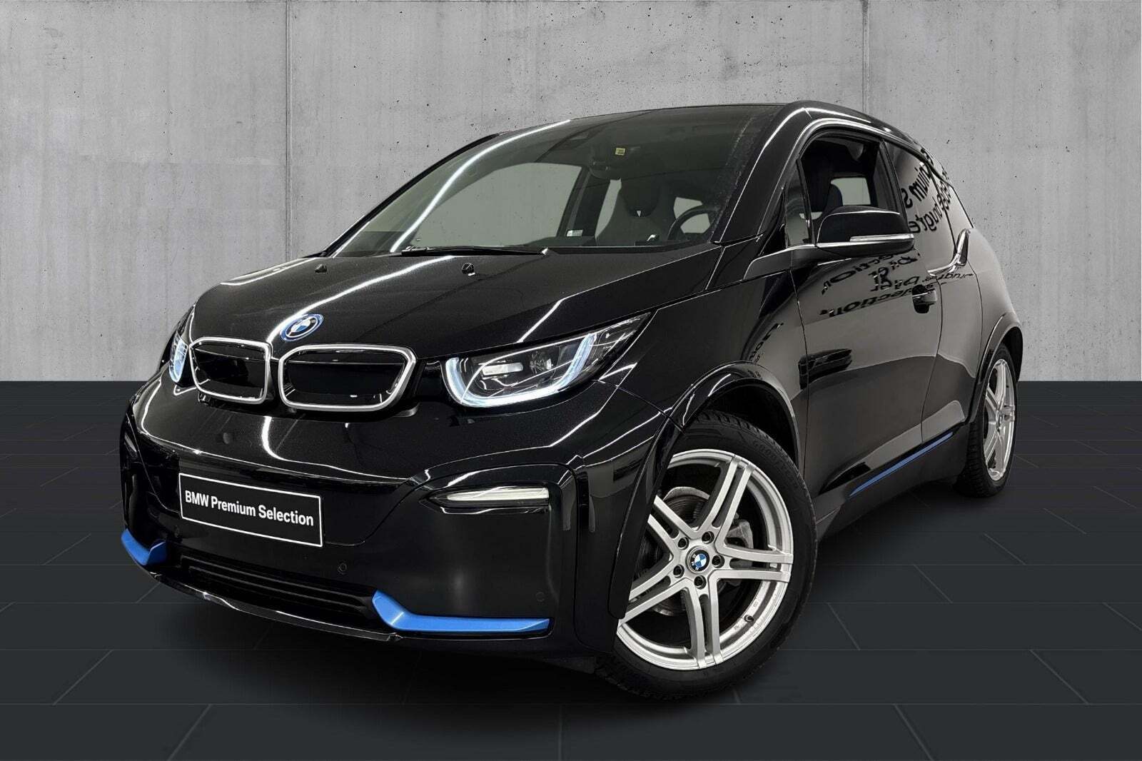 Sort BMW i3s fra 2021 set udefra