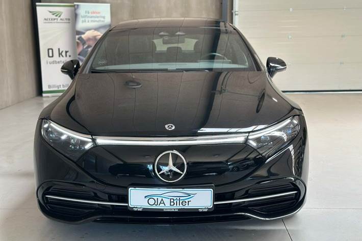 Sort Mercedes EQS450+ fra 2023 set udefra