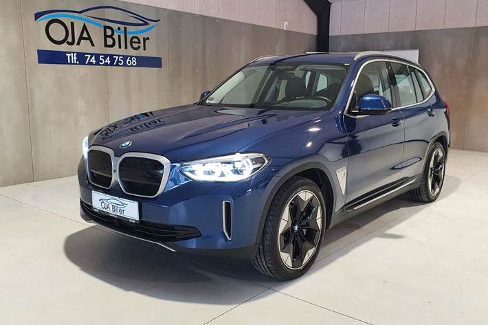 Blå BMW iX3 fra 2021 set udefra