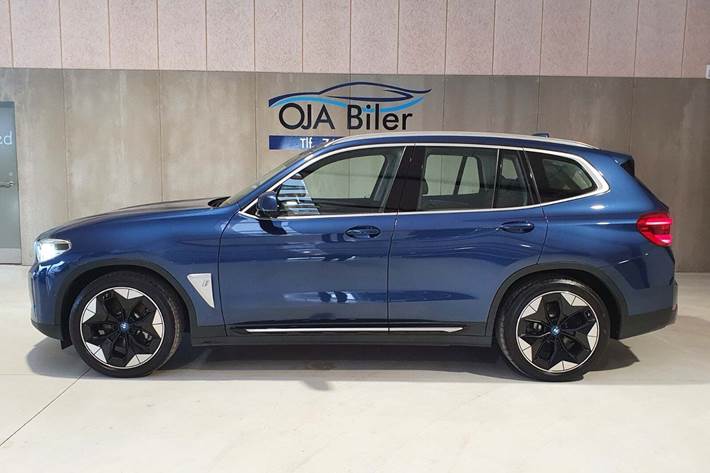 Blå BMW iX3 fra 2021