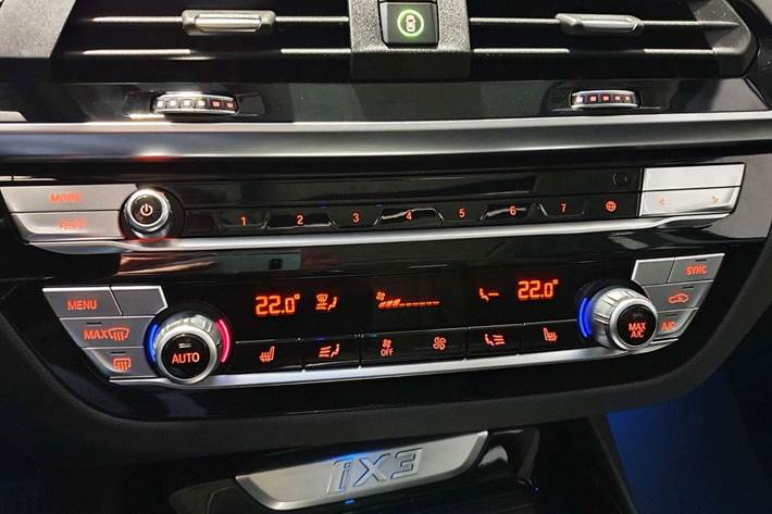 Blå BMW iX3 fra 2021