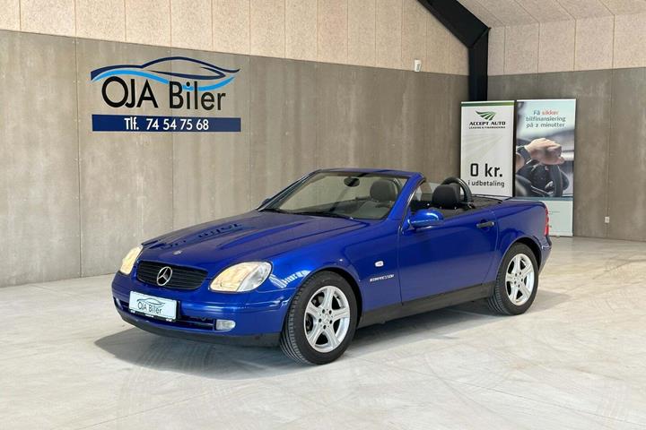 Blå Mercedes SLK230 fra 1999 set udefra