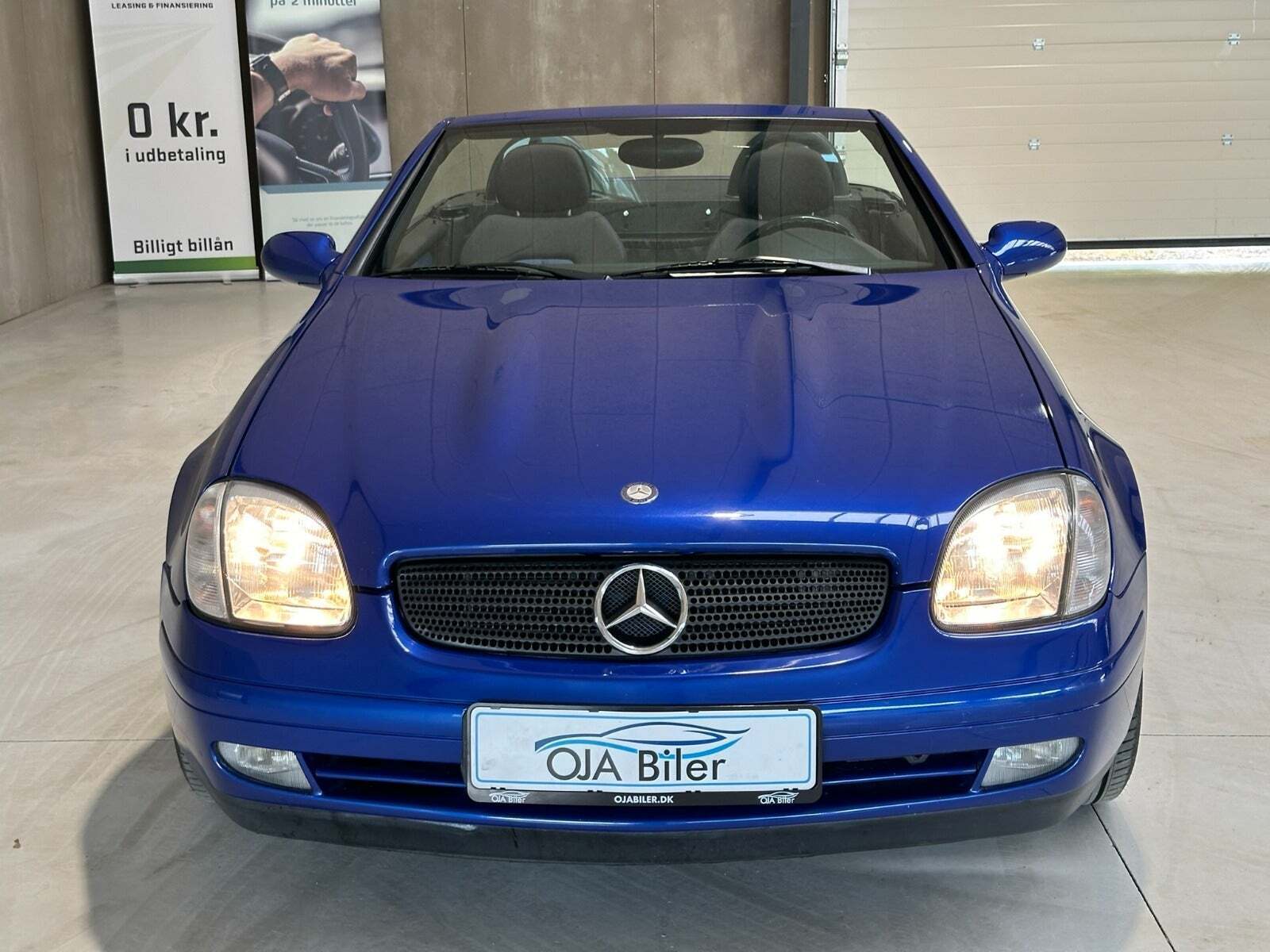 Blå Mercedes SLK230 fra 1999 set udefra