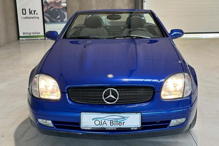 Blå Mercedes SLK230 fra 1999 set udefra