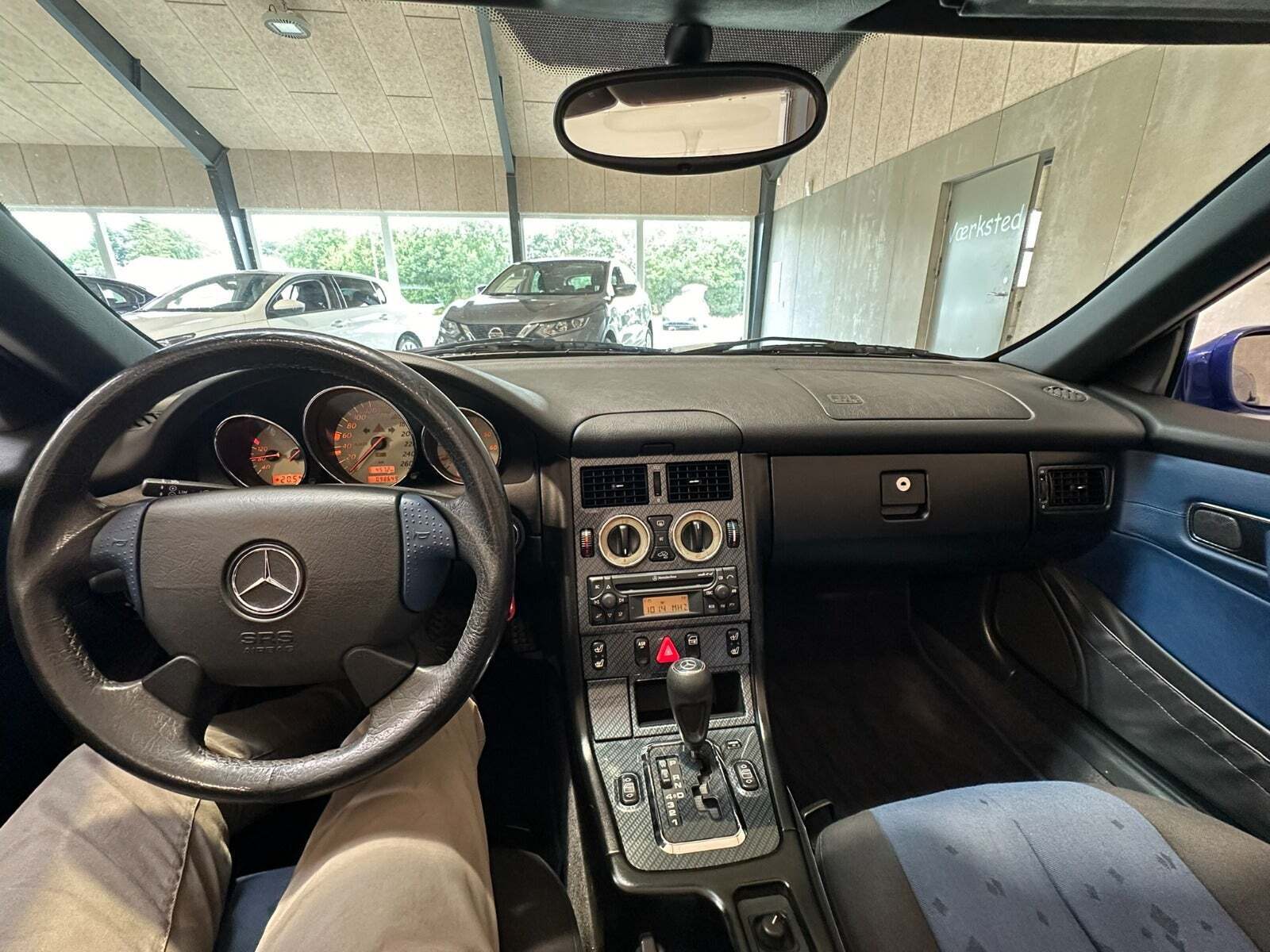 Blå Mercedes SLK230 fra 1999