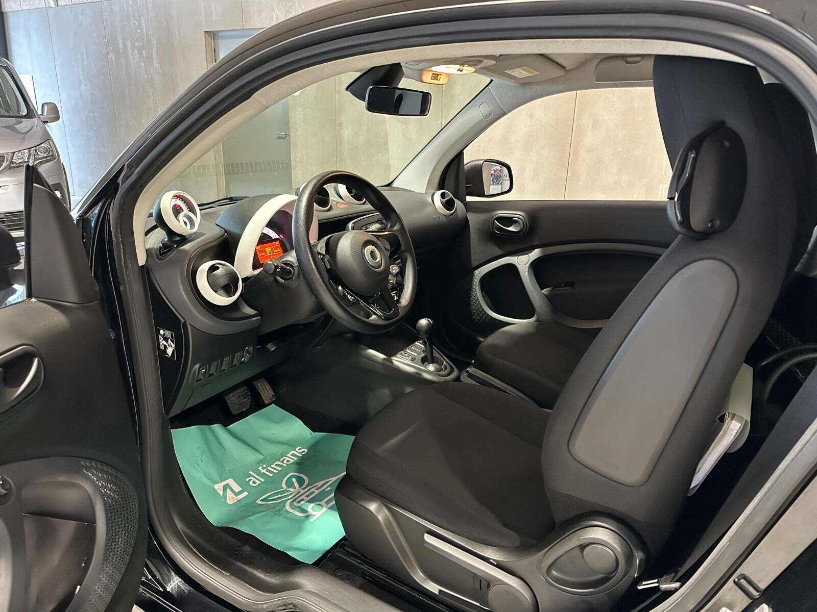 Sort Smart Fortwo fra 2021 set indefra