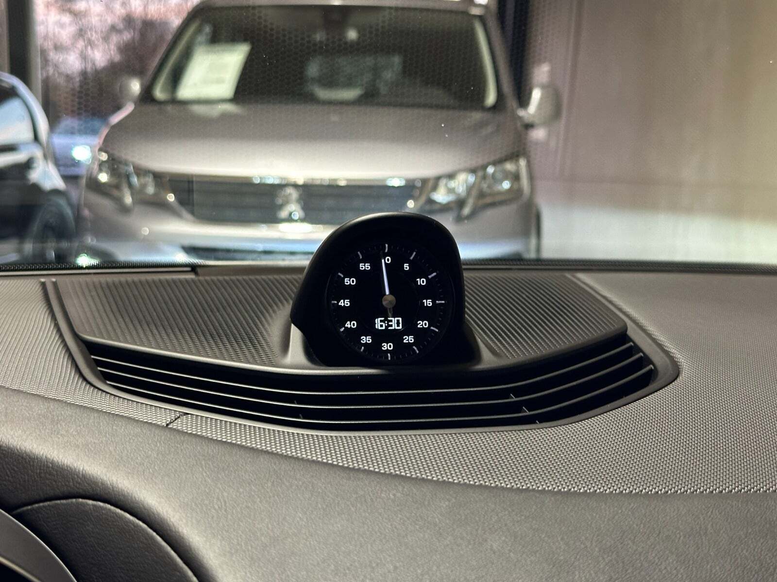 Hvid Porsche Taycan fra 2021