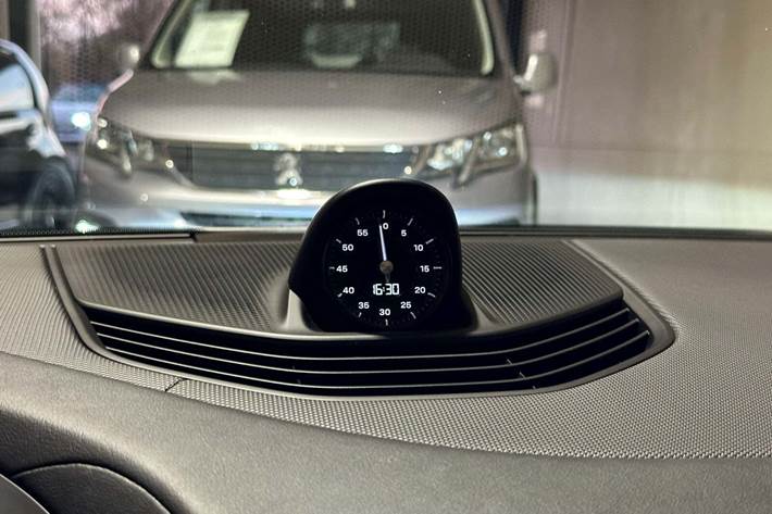 Hvid Porsche Taycan fra 2021