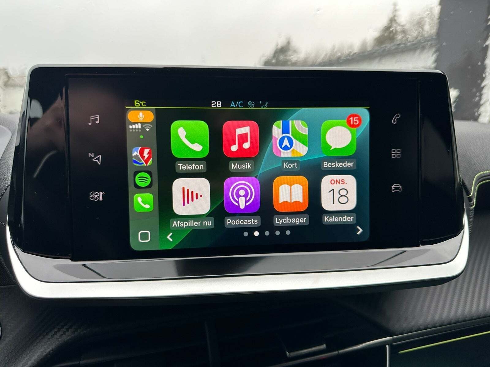 Grå Peugeot e-208 fra 2023