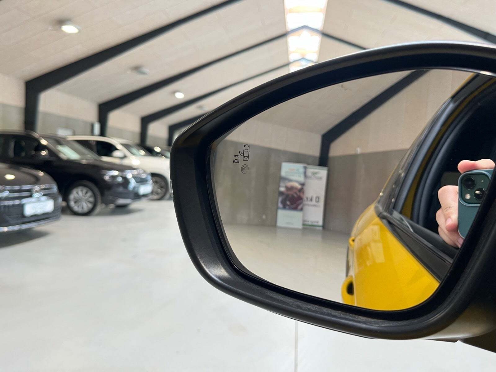 Gul Peugeot e-208 fra 2023