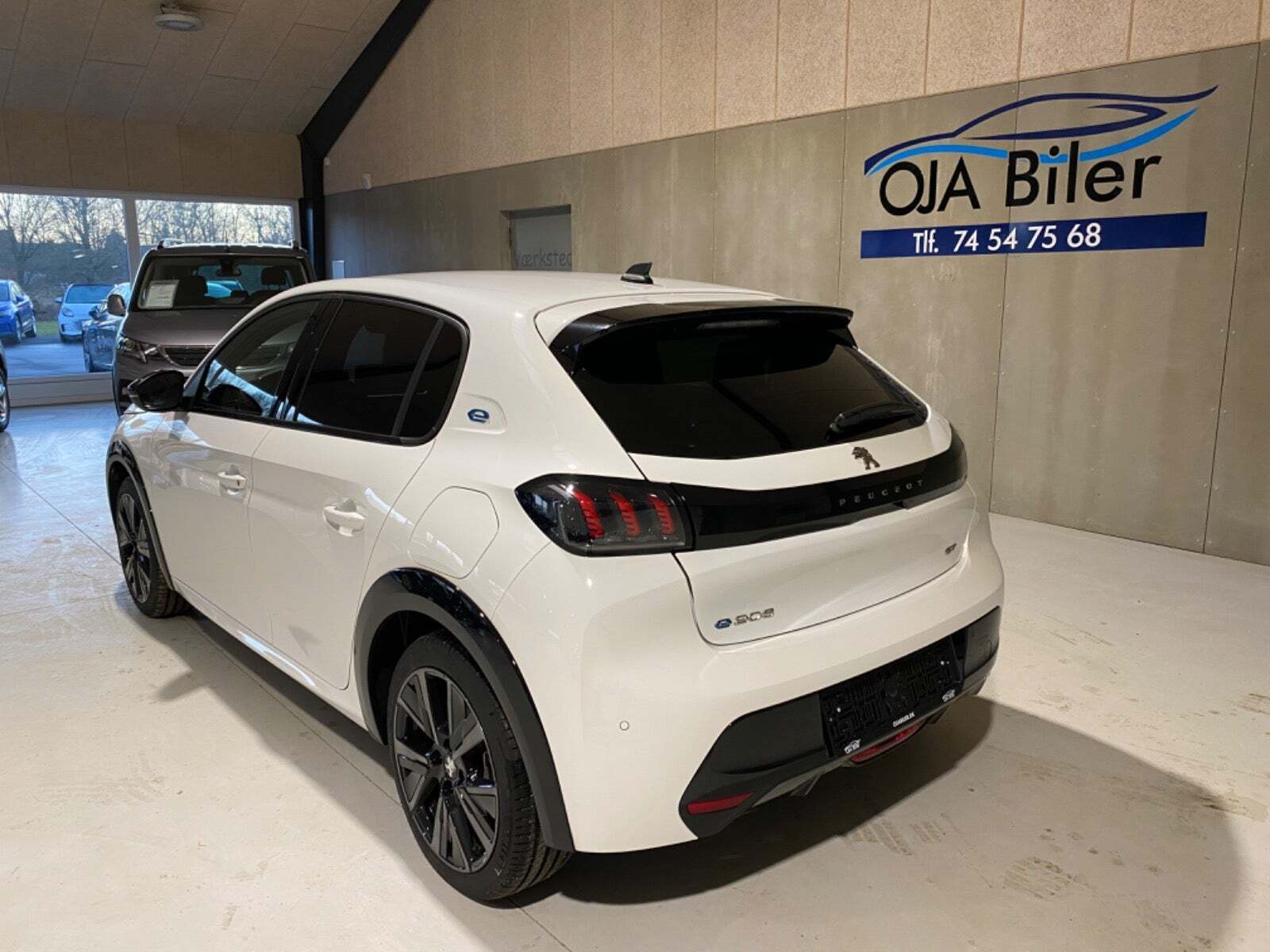 Hvid Peugeot e-208 fra 2023