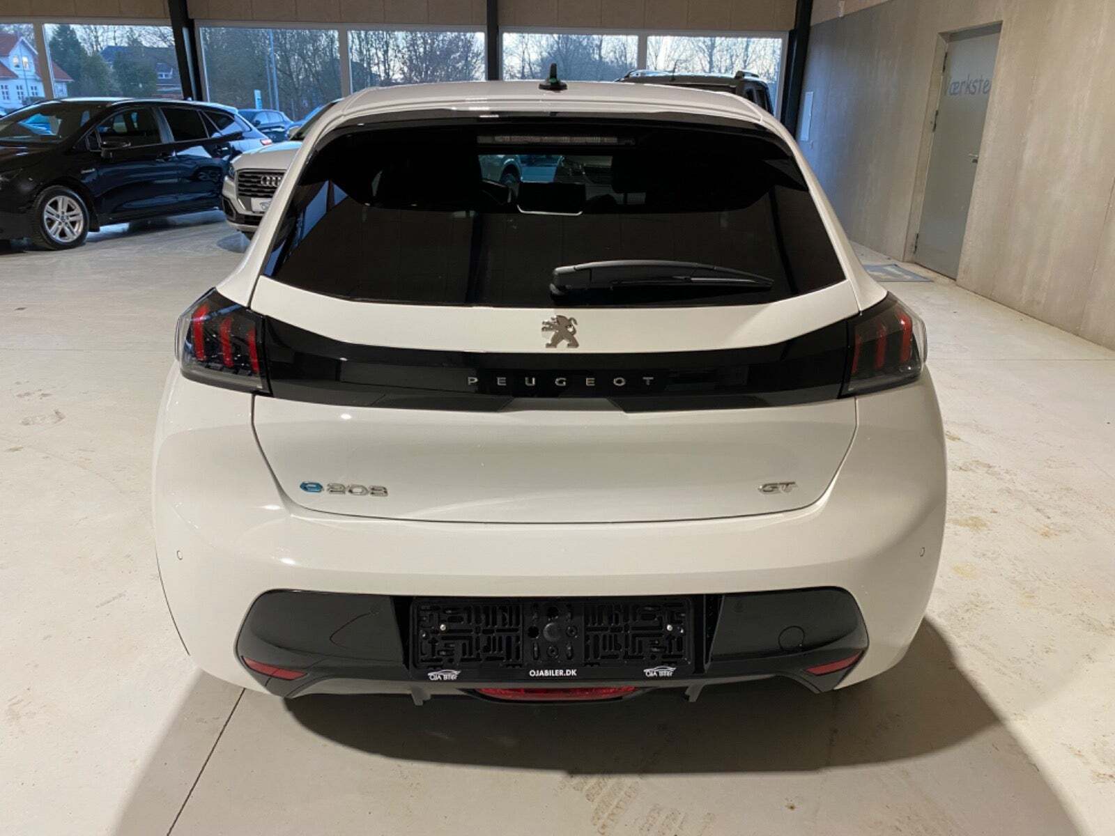 Hvid Peugeot e-208 fra 2023