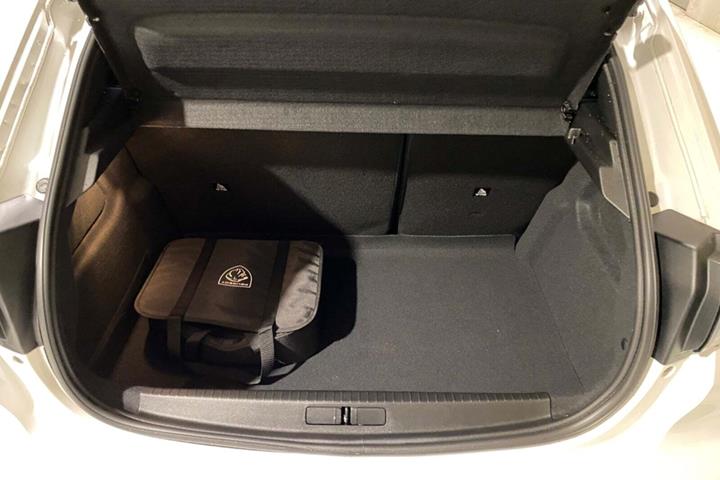Hvid Peugeot e-208 fra 2023