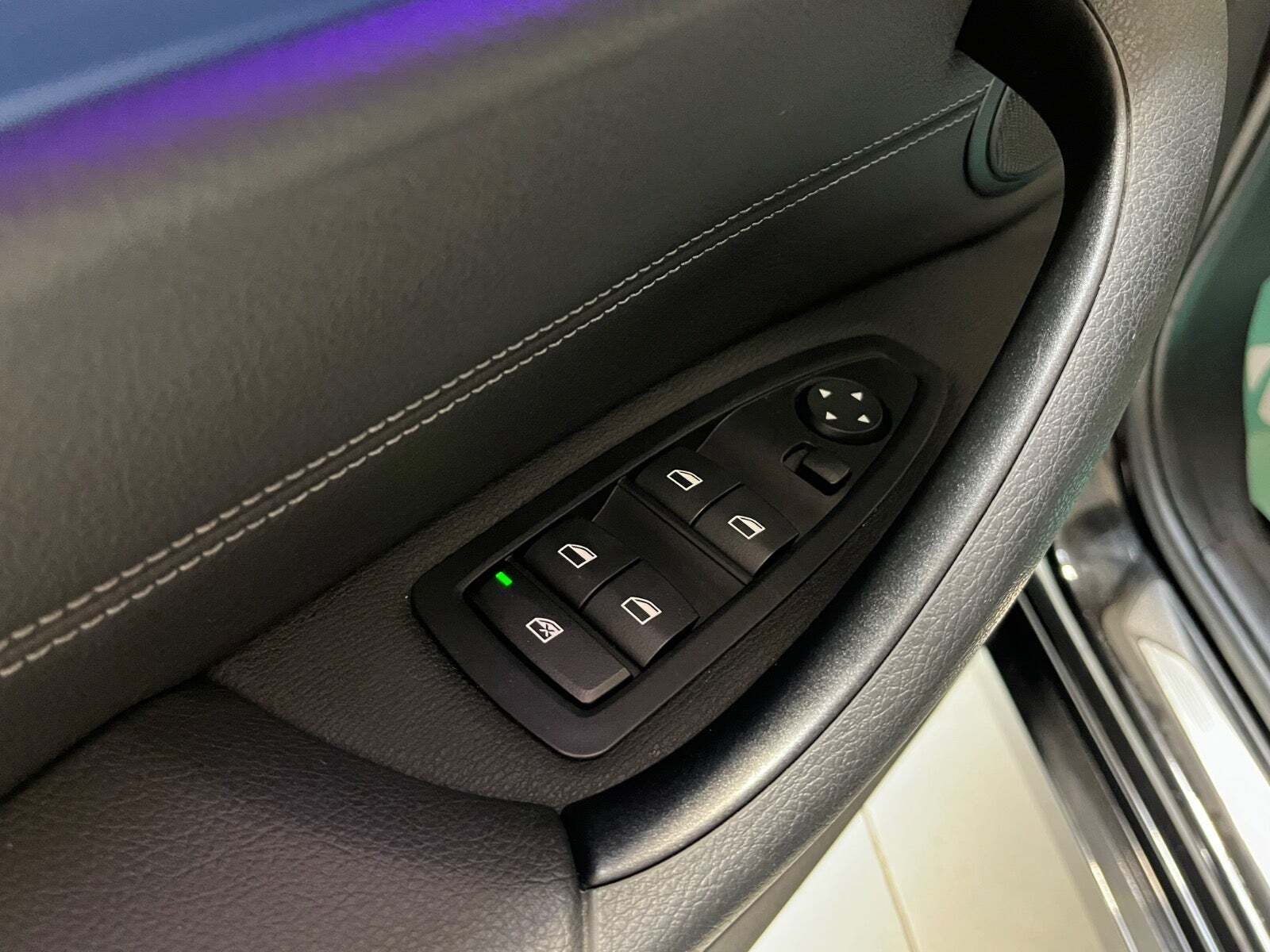 Sort BMW X1 fra 2021 set indefra