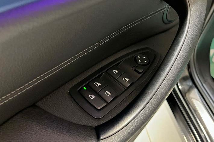 Sort BMW X1 fra 2021 set indefra