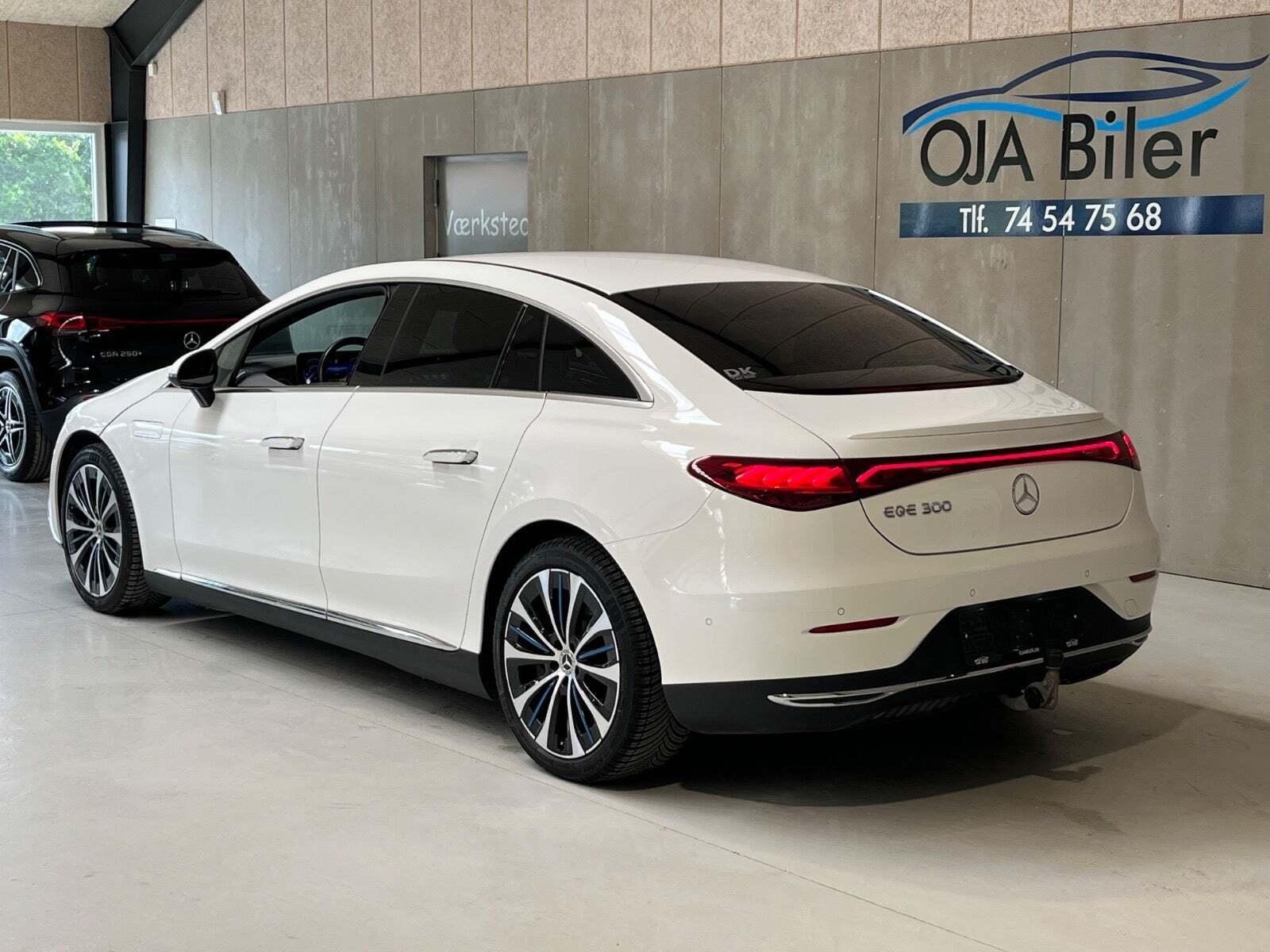 Hvid Mercedes EQE300 fra 2023