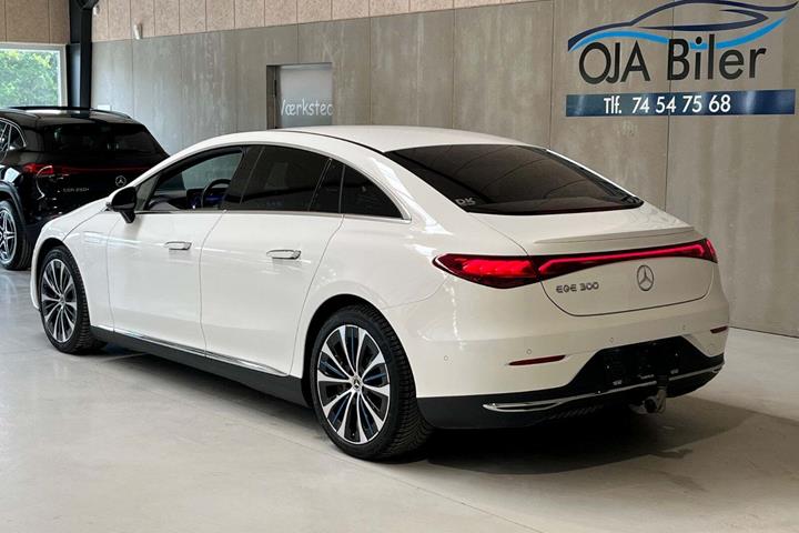 Hvid Mercedes EQE300 fra 2023