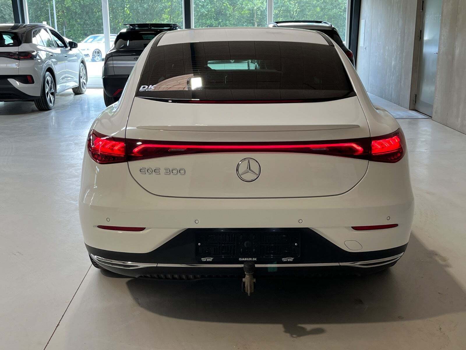 Hvid Mercedes EQE300 fra 2023
