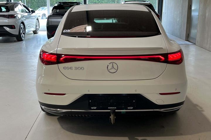 Hvid Mercedes EQE300 fra 2023