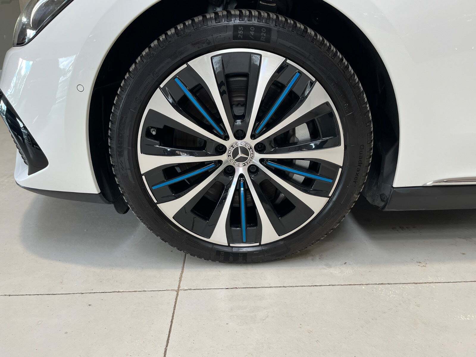 Hvid Mercedes EQE300 fra 2023