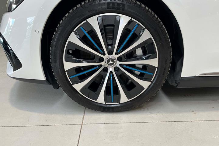Hvid Mercedes EQE300 fra 2023