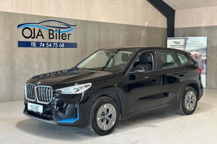 Sort BMW iX1 fra 2023 set udefra