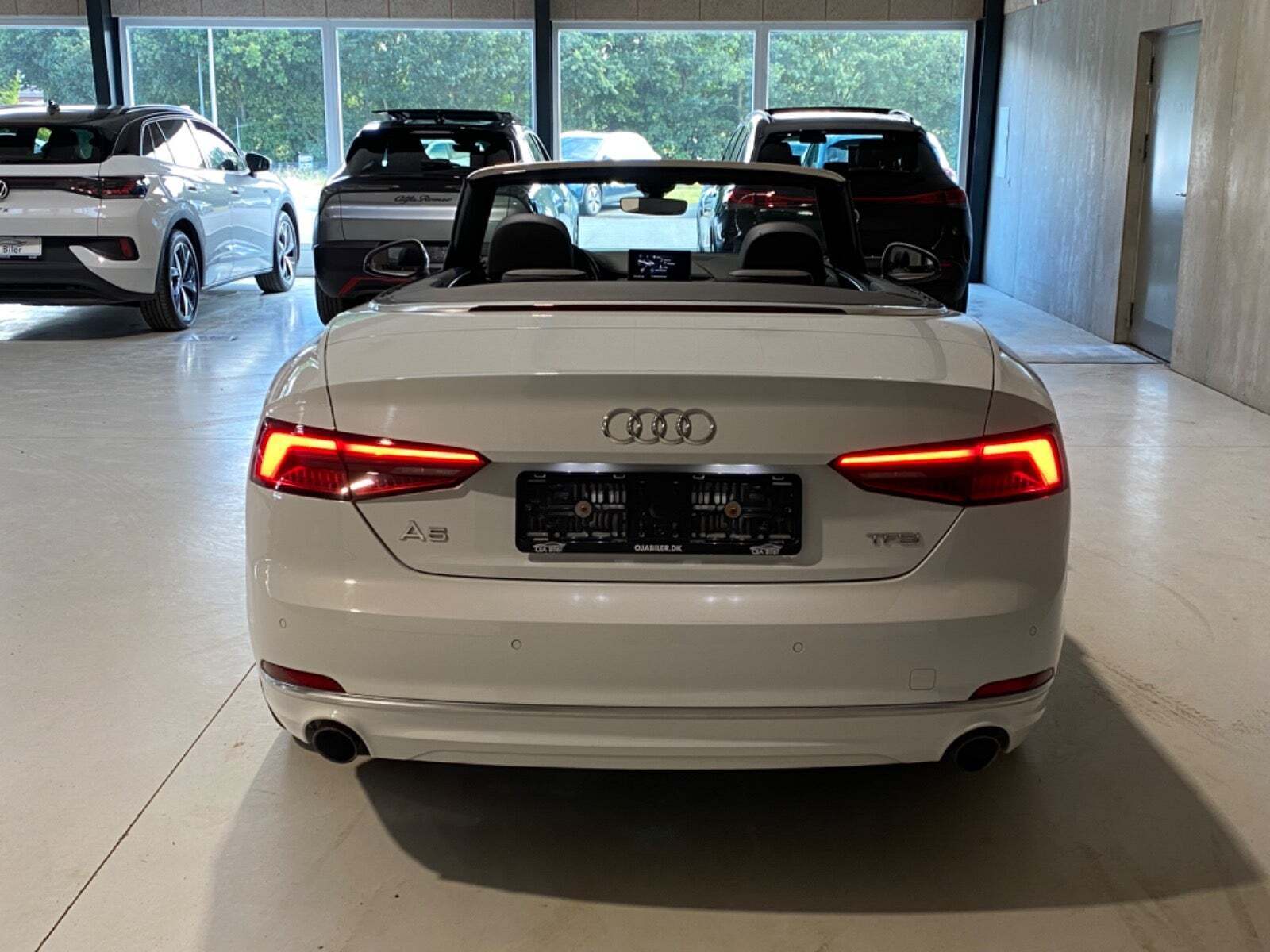 Hvid Audi A5 fra 2017 set udefra