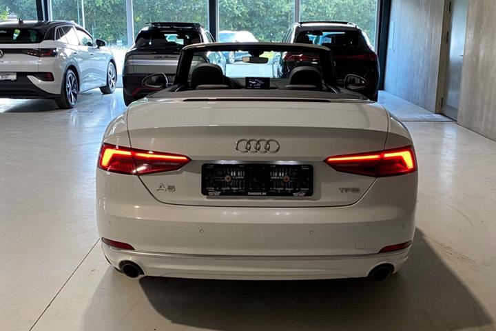 Hvid Audi A5 fra 2017 set udefra