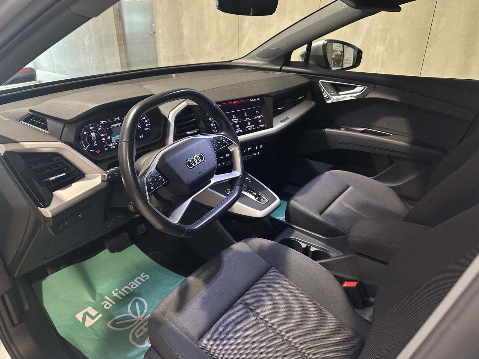 Sølv Audi Q4 e-tron fra 2023