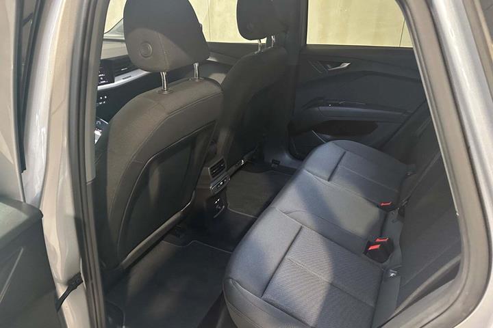 Sølv Audi Q4 e-tron fra 2023