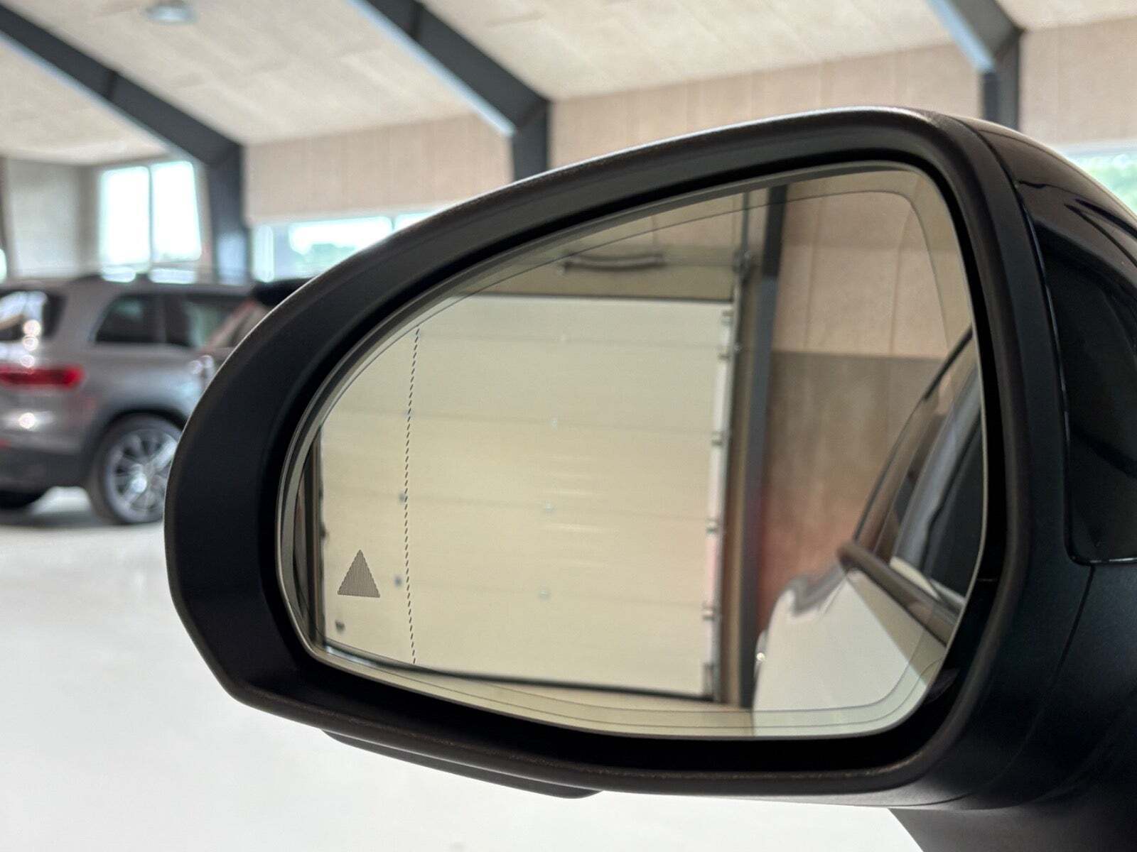 Grå Mercedes EQE300 fra 2024