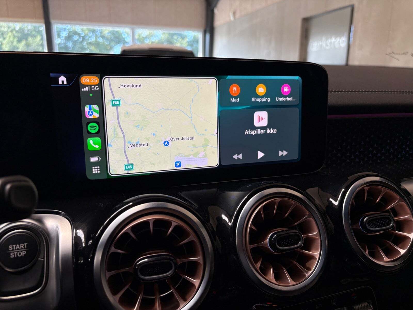 Grå Mercedes EQB300 fra 2024