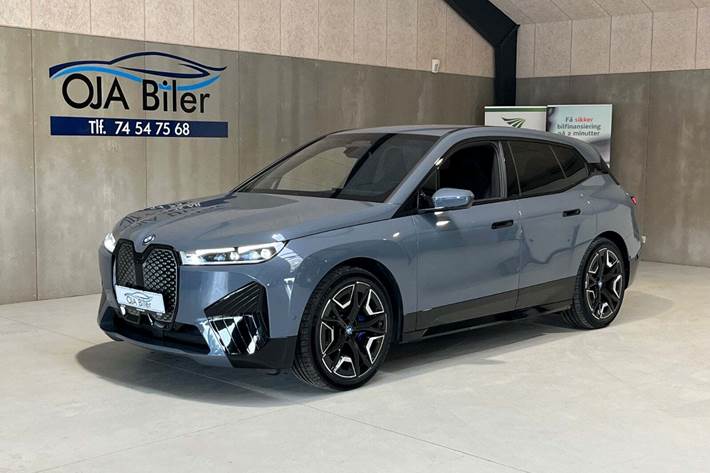 Grå BMW iX fra 2022 set udefra