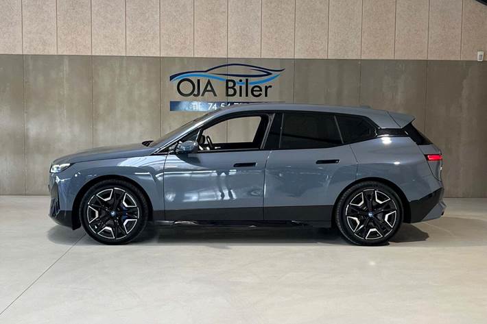 Grå BMW iX fra 2022