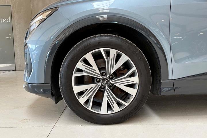 Blå Audi Q4 e-tron fra 2021