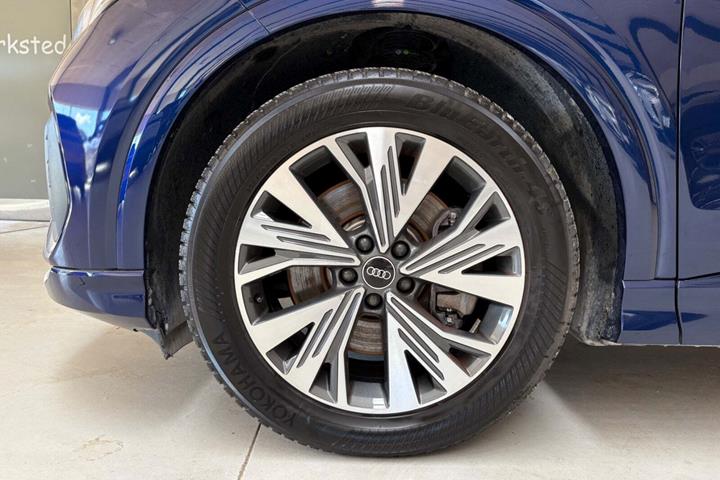Blå Audi Q4 e-tron fra 2021