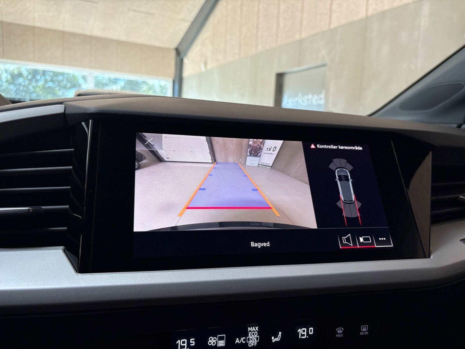 Blå Audi Q4 e-tron fra 2021